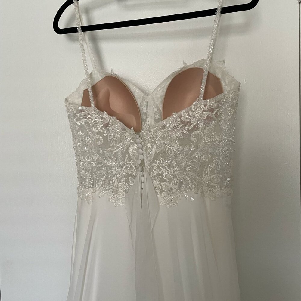 Enchanting by Mon Cheri Wedding Dress with Slit Size 6 A-line - Picture 8 of 10